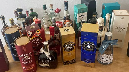 Okradała sklep z drogich alkoholi. Policjanci odzyskali większość łupów