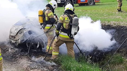 Opel wjechał do rowu i stanął w płomieniach. Nie żyje kierowca