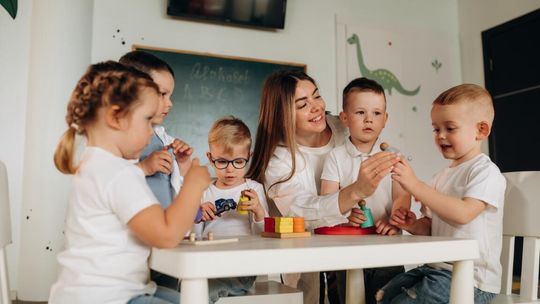 Opiekun dzienny – zawód, który odpowiada na potrzeby współczesnych rodzin