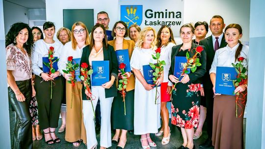 Ośmiu nauczycieli z gminy Łaskarzew otrzymało akty mianowania