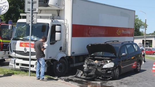 Osobówka zderzyła się z ciężarówką. 8-latka w szpitalu