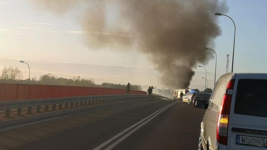 Palił się tir z papierowymi belami