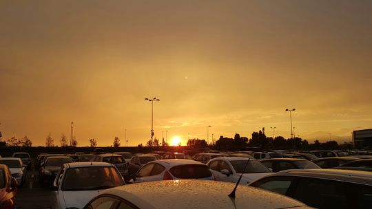 Parking w pobliżu lotniska Modlin: jak znaleźć, rezerwować i zaoszczędzić