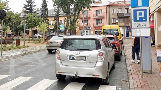 Parkowanie po nowemu przy skwerze i na „starych PKS-ach”