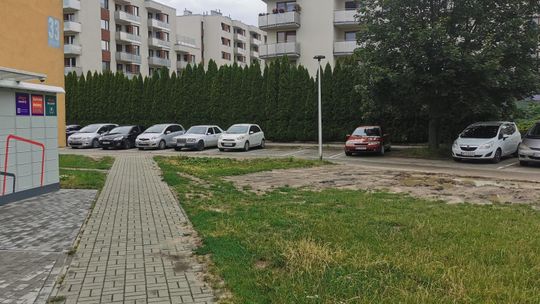 Parkujesz przy Korczaka 33? Możesz dostać mandat. Policja wyjaśnia, dlaczego interweniuje