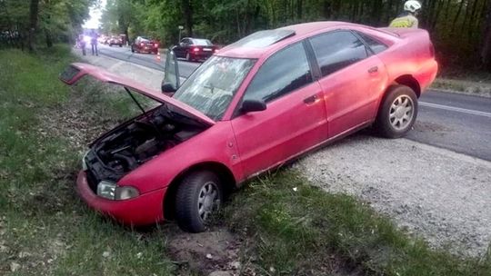 Pędził 150 km/h, bo pokłócił się z żoną. Razem z dziećmi wpadli do rowu