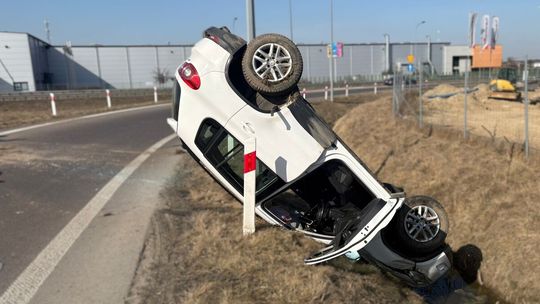 Pięciu młodych mężczyzn w dachującym aucie. Policja przypomina o ostrożności
