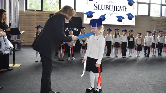Pierwszoklasiści z Łaskarzewa złożyli ślubowanie. Zostali oficjalnie uczniami