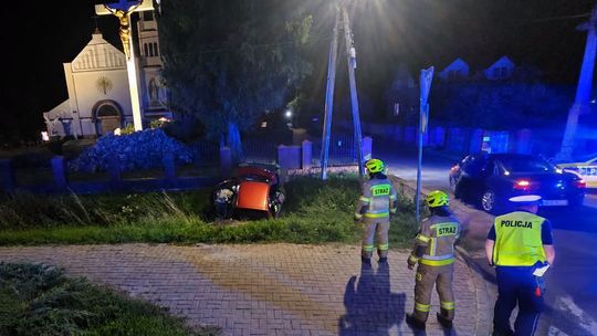 Pijana kierująca uderzyła w ogrodzenie kościoła. Trafiła do szpitala