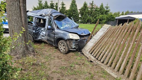 Pijany 36-latek zakończył jazdę na ogrodzeniu