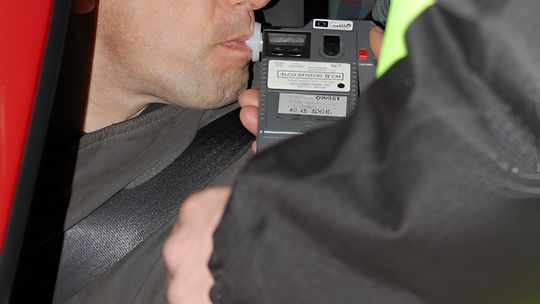 Pijany i bez prawa jazdy prowadził auto. Obok siedziała trzeźwa matka Pijany i bez prawa jazdy prowadził auto. Obok siedziała trzeźwa matka