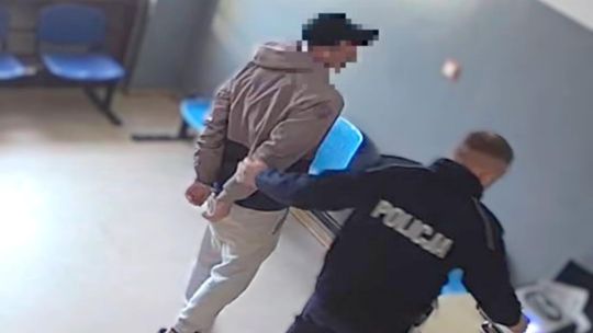 Pijany kierowca z dzieckiem w aucie. Dwa promile, brak prawa jazdy i szokująca interwencja na placu zabaw