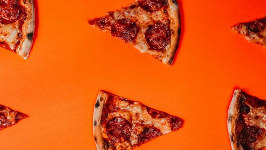 Pizzeria w Augustowie – jak rozpoznać dobrą pizzę i gdzie jej szukać?