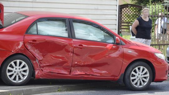 Po zderzeniu na skrzyżowaniu auto uderzyło w budynek