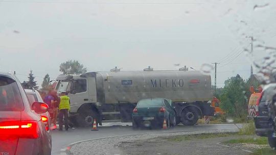 Pod wpływem alkoholu wjechał w ciężarówkę