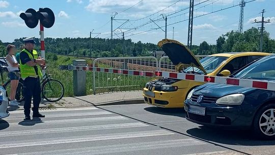 Podczas oględzin aut zamknął się szlaban