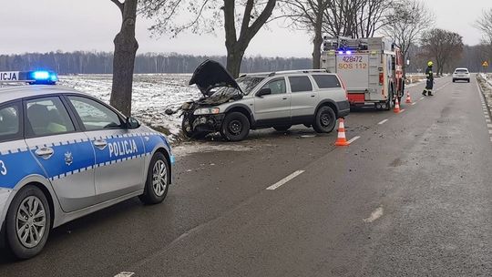 Podczas wyprzedzania uderzyła w drzewo