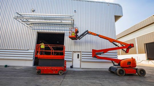 Podnośnik nożycowy elektryczny - zasady bezpieczeństwa i obsługi