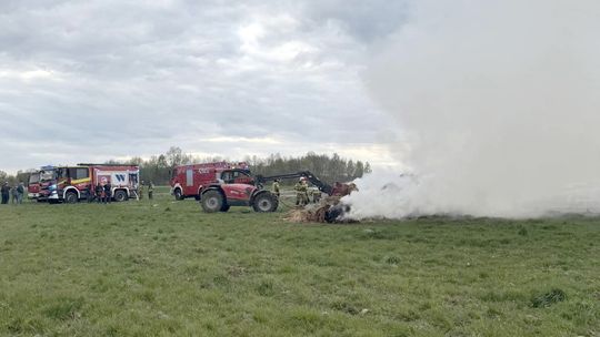 Podpalacz zatrzymany. Wcześniej groził, że podłoży ogień pod bele siana