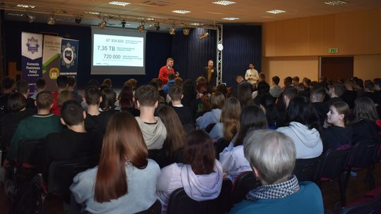 Policjanci edukują młodzież