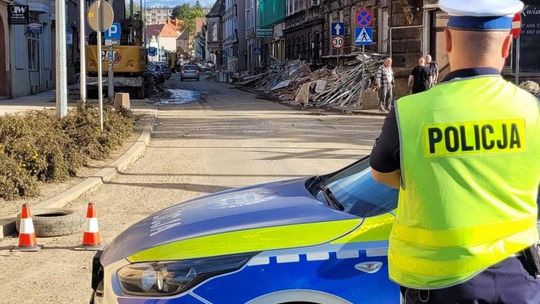 Policjanci z Garwolina pomagają na terenach popowodziowych