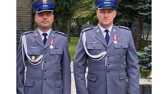 Policjanci z medalami za długoletnią służbę