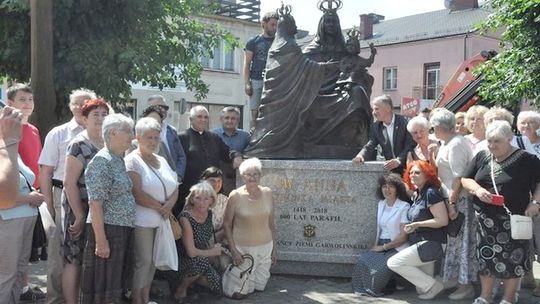 Pomnik św. Anny stanął przed kolegiatą