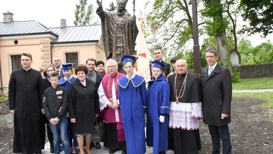 Pomnik Świętego Papieża w Miastkowie Kościelnym