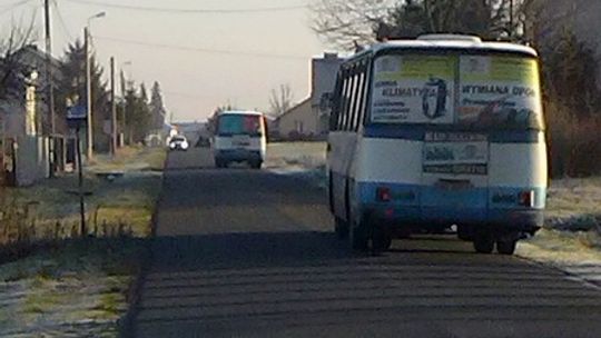 Ponad godzinę stali na mrozie. Czekali na autobus PKS