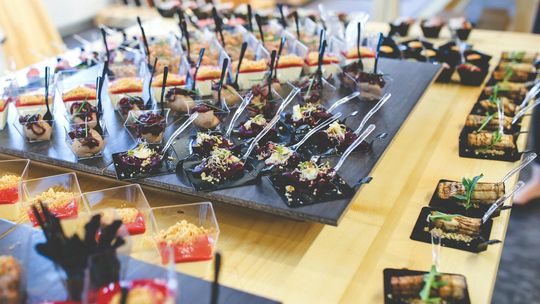 Poradnik: Jak zamówić kompleksowy catering w Grodzisku Mazowieckim dostosowany do Twoich potrzeb