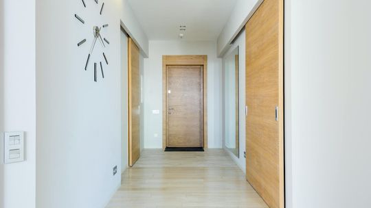 Poradnik: Wybór drzwi wewnętrznych w Warszawie — izolacja i montaż