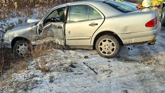 Poślizg przy S17. Mercedes zablokował drogę, doszło do kolizji