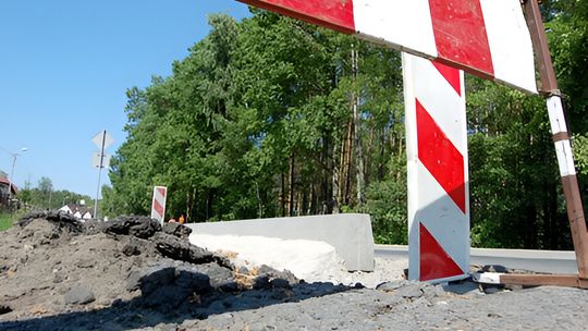 Powiat inwestuje w kolejne drogi. Umowy na trzy zadania podpisane