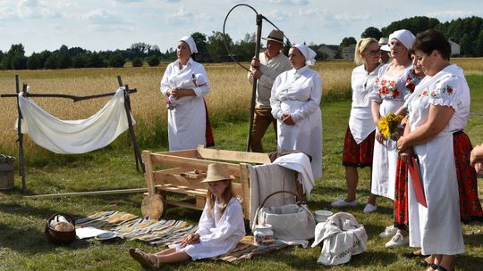 Powrót do dawnych żniw w Kawęczynie. Pokaz tradycji przyciągnął mieszkańców i gości