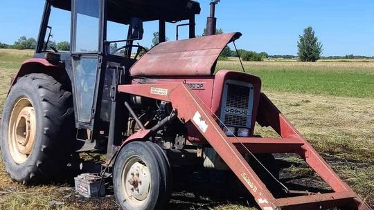 Pożar ciągnika na łące