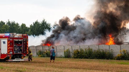 Pożar magazynu z częściami samochodowymi [wideo]