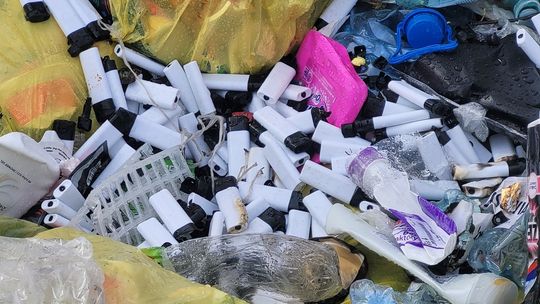 Pożar odpadów w śmieciarce. W środku… zapalniczki