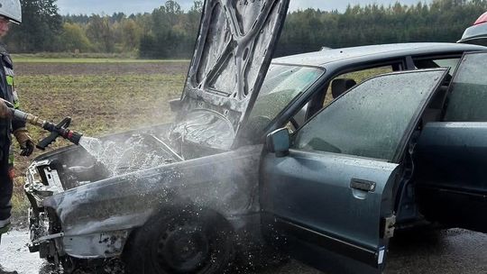 Pożar samochodu w Życzynie. Interweniowały dwa zastępy straży