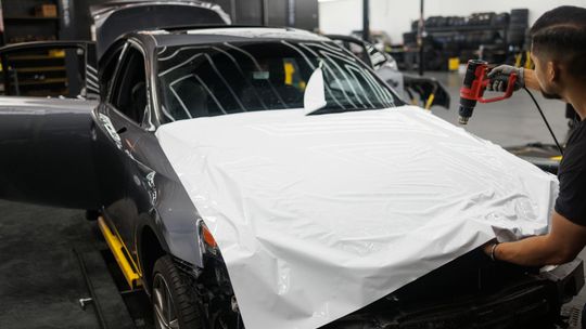 Praktyczny przewodnik po oklejaniu samochodów w Warszawie: jak wybrać najlepszą folię i zapewnić profesjonalny efekt