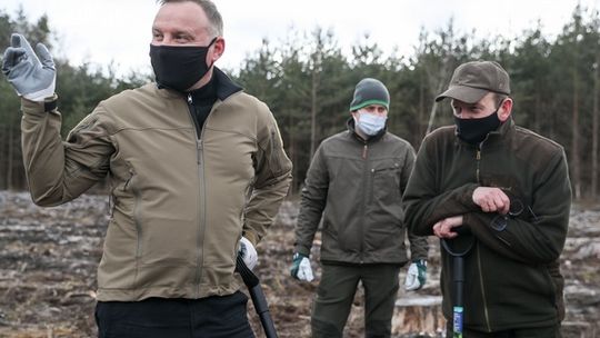 Prezydent Duda sadził drzewa w Bączkach