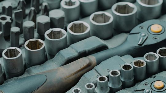 Producent opasek zaciskowych – jak wybrać trwałe rozwiązania do instalacji i napraw