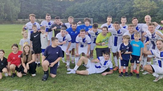 Promnik wygrywa derby, Orzeł gromi rywala