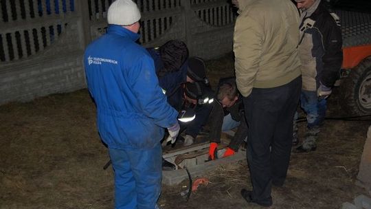 Przecięty światłowód z policją w tle