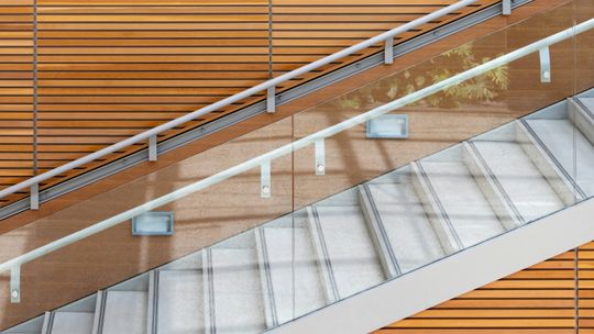 Przewodnik po balustradach ze szkła w Warszawie: jak wybrać i zrealizować idealne rozwiązanie Przewodnik po balustradach ze szkła w Warszawie: jak wybrać i zrealizować idealne rozwiązanie