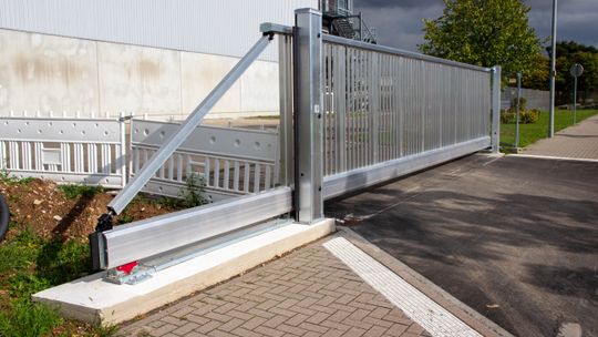 Przewodnik po wyborze i montażu bram przesuwnych w Warszawie