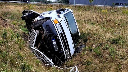 Przewoził lawetą auto. Wpadł do rowu