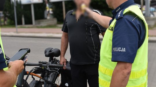 Przewrócił się na hulajnodze elektrycznej prosto na auta