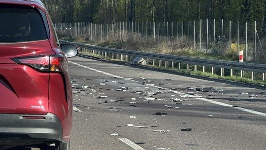 Rozsypane śmieci na S17. Efekt? Kolizja dwóch aut