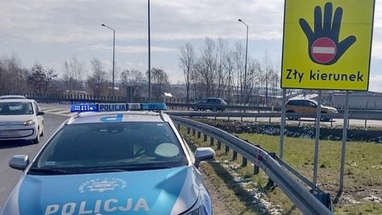 S17 jechał pod prąd. Zderzył się z innym pojazdem i odjechał... również pod prąd