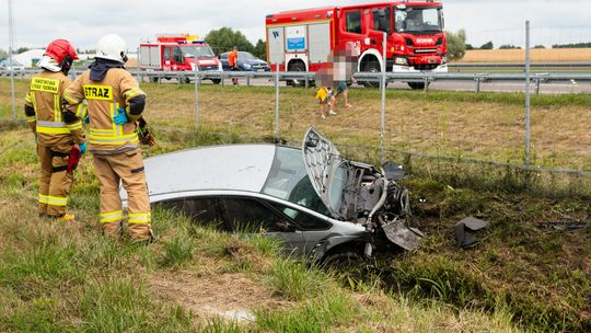 S17: Zasnął za kierownicą i wjechał do rowu